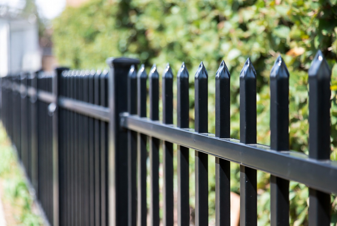 Le grillage rigide noir pour votre jardin