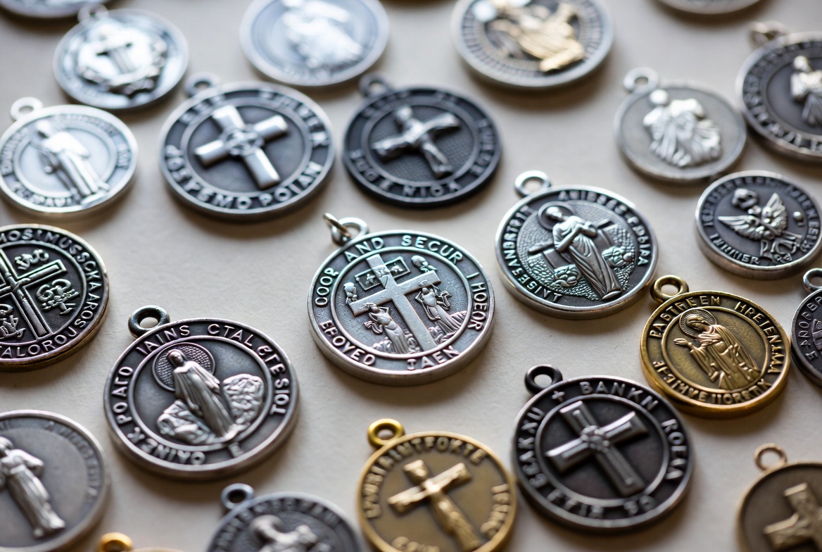 Sanctis : croix et médailles religieuses