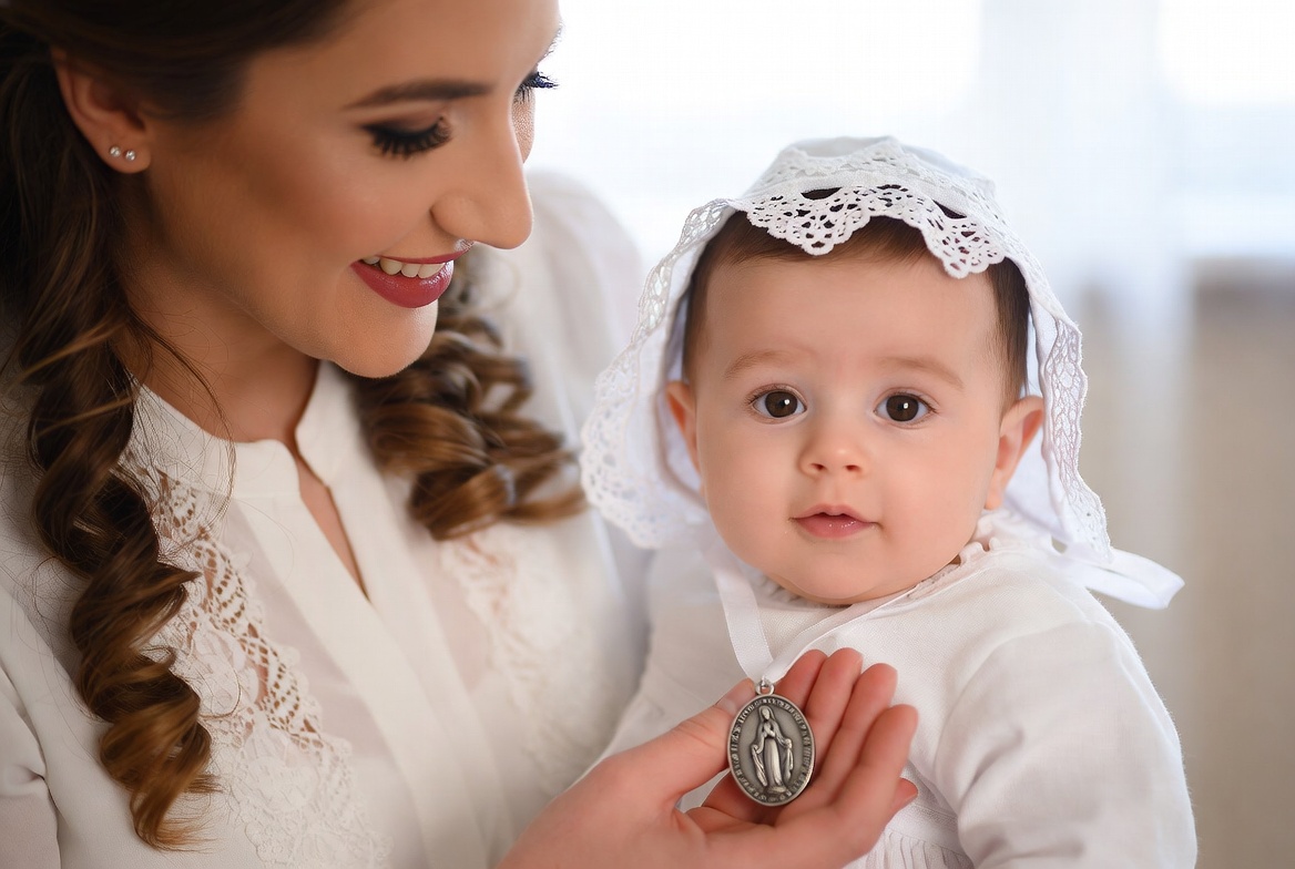 Ce qui explique la popularité des médailles de baptême